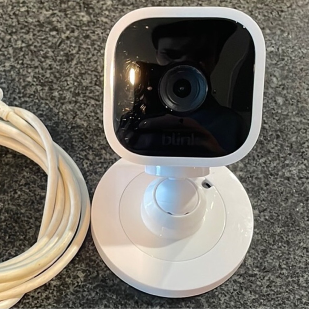 Blink Mini – indoor plug-in smart security camera, 1080p HD Works with Alexa